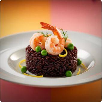 Arroz negro com camarão, ervilhas e limão-siciliano