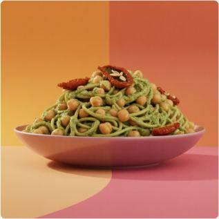 Macarrão de grão-de-bico ao pesto de manjericão e tomates secos