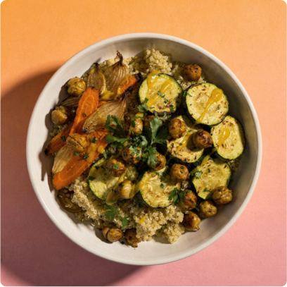 Bowl de quinoa com legumes assados e molho cítrico (vegano)